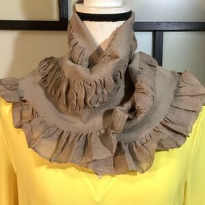 Elegant scarf with ruffles on the trim.